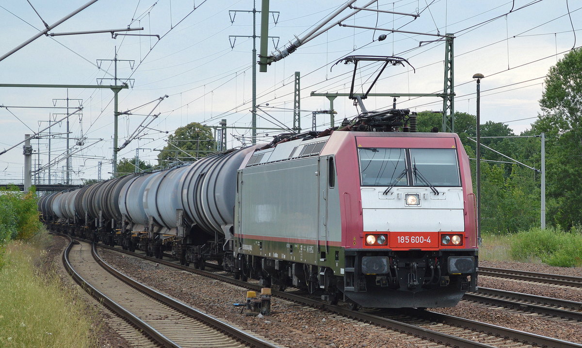 Aktuell jetzt wohl auch bei uns im Nordosten häufiger zu sichten, diese seit erst wenigen Tagen neu an HSL vermietete Ex-Crossrail Lok 185 600-4 [NVR-Number: 91 80 6185 600-4 D-XRAIL, Bombardier Bj.2008] mit einem Kesselwagenzug (leer) Richtung Stendell am 11.07.16 Bf. Flughafen Berlin-Schönefeld.
