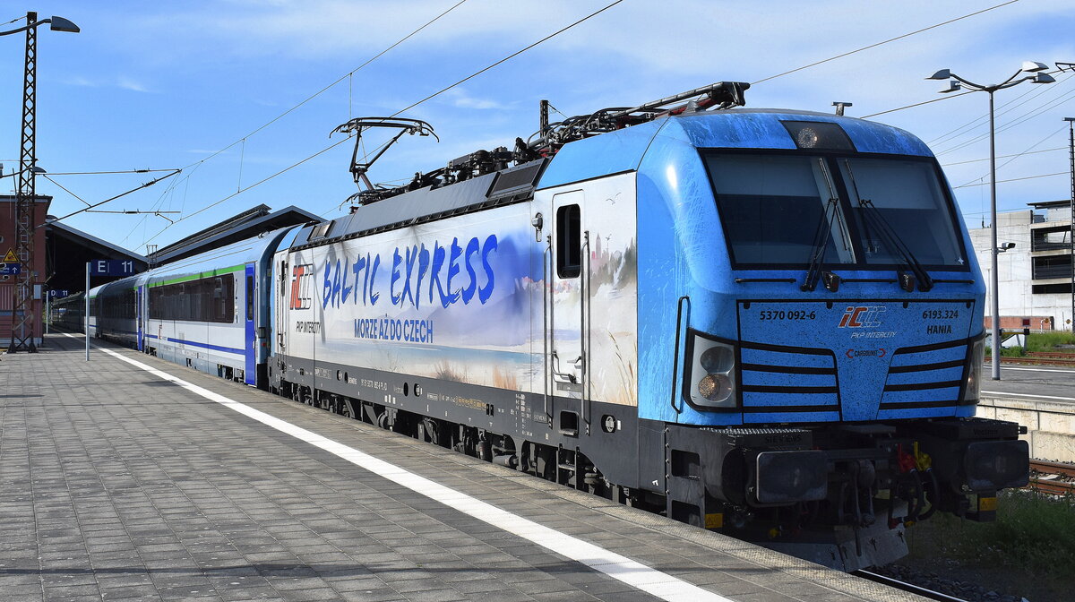 Aktuell neu: PKP Intercity spółka z o.o., Warszawa [PL] mit der geleasten Cargounit Vectron  5370 092-6 , Name:  Hania  [NVR-Nummer: 91 51 5370 092-6 PL-ID] mit neuer Folie  BALTIC EXPRESS  mit dem EC 247 BERLIN-WARSZAWA-EXPRESS am 21.05.25 Abfahrt Bahnhof Frankfurt/oder Richtung Europabrücke.