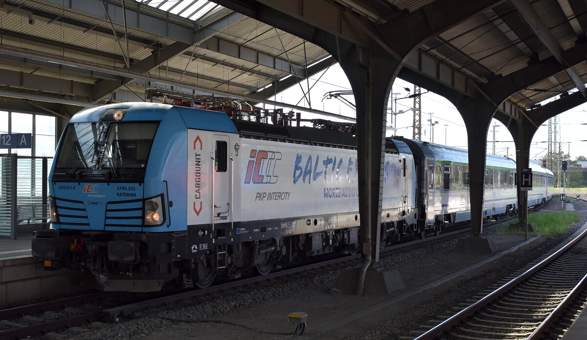 Aktuell neu: PKP Intercity spółka z o.o., Warszawa [PL] mit der geleasten Cargounit Vectron   5370 073-6 , Name:  Katerina  [NVR-Nummer: 91 51 5370 073-6 PL-ID] mit dem EC 55 ODRA/ODER nach Krakow Glowny bei der Einfahrt Bahnhof Frankfurt/Oder am 21.05.25