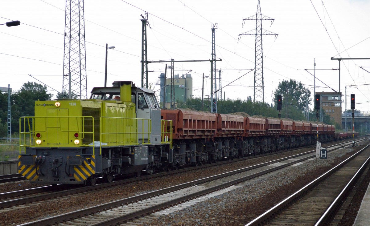 Alpha Train Mietlok 1138 (92 80 1275 119-6 D-LOCON) der LOCON mit einem Zug Schüttgutkippwagen + Drehgestell-Flachwagen mit Sandbefüllung am 09.07.14 Bhf. Flughafen Berlin-Schönefeld.