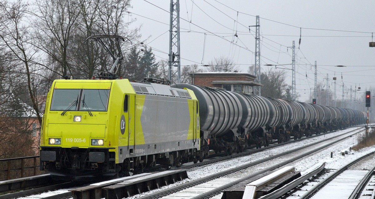 Alpha Trains 119 005-6 f�r RHC mit Kesselwagenzug am 30.01.15 Berlin-Karow.