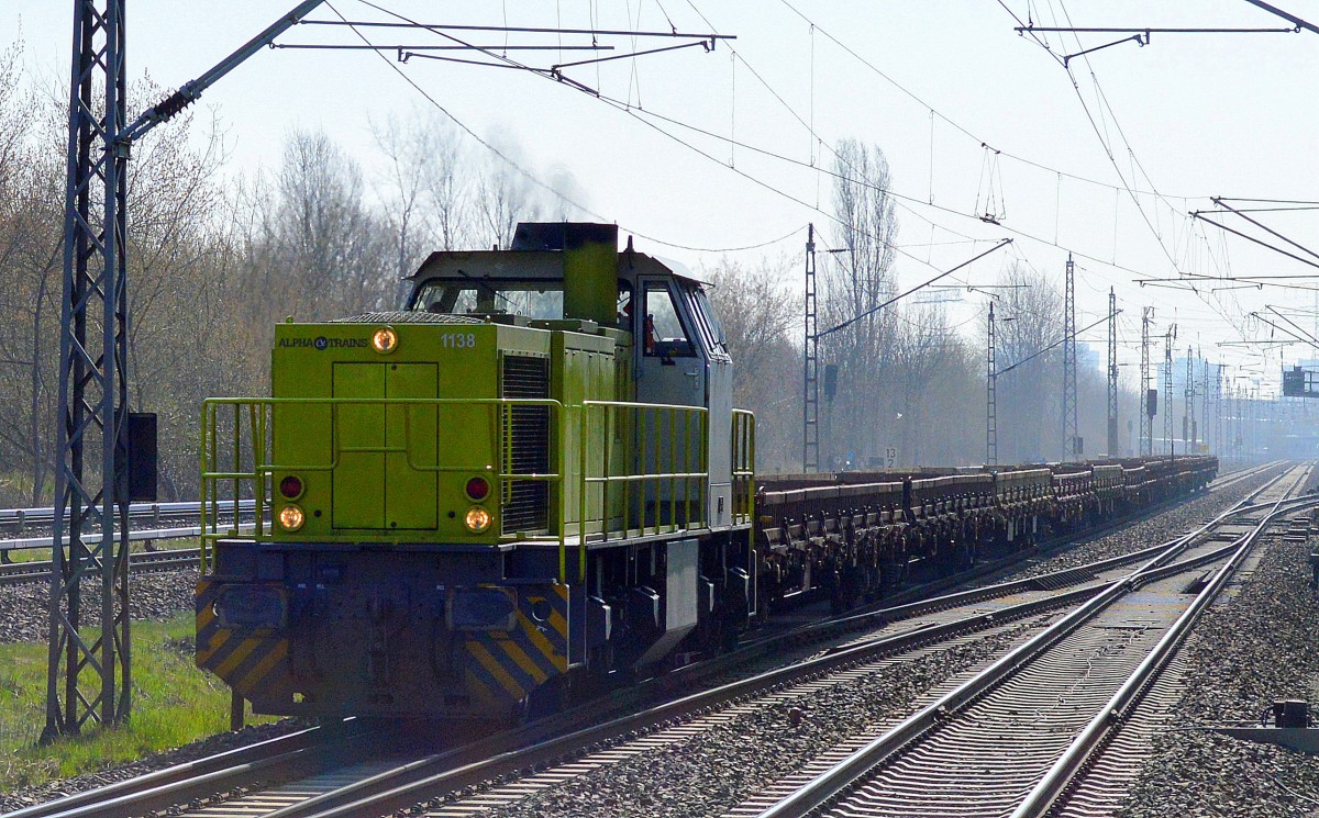 Alpha Trains Mietlok 1138 (275 119-6) für LOCON mit einem Zug Drehgestell-Flachwagen am 10.04.15 Durchfahrt Bhf. Berlin-Hohenschönhausen.