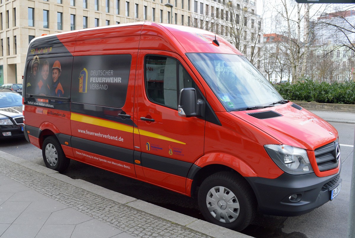 Als ich so durch die Straßen lief fiel mir diser MB Sprinter ins Auge, ein Fahrzeug vom DPV (Deutscher Feuerwehr Verband), 28.03.15 Berlin-Mitte.