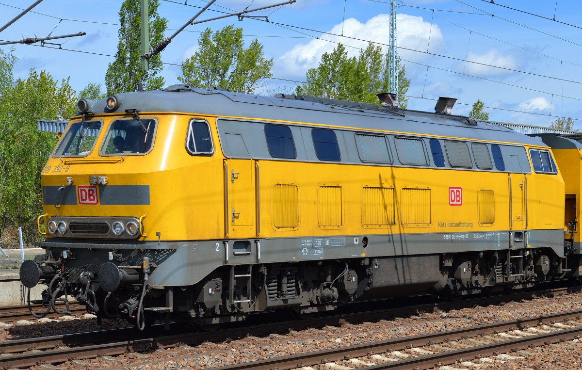 Als Portrait, die schöne DB Netz 218 392-9 pausierte kurz im Bhf. Flughafen Berlin-Schönefeld mit dem Schienenprüfzug 1 am 04.05.15