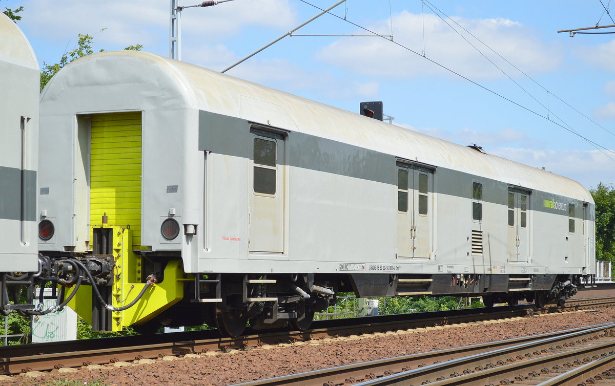 Als Schutz- und Begleitwagen für ihre europaweiten Überführungen hat die Fa. Railadventure mehrere Spezialwagen konzipiert, hier der WAgen mit der Nr. D-RADVE 75 80 90-94 008-4 Dmz090 am 18.07.17 Berlin-Wuhlheide.