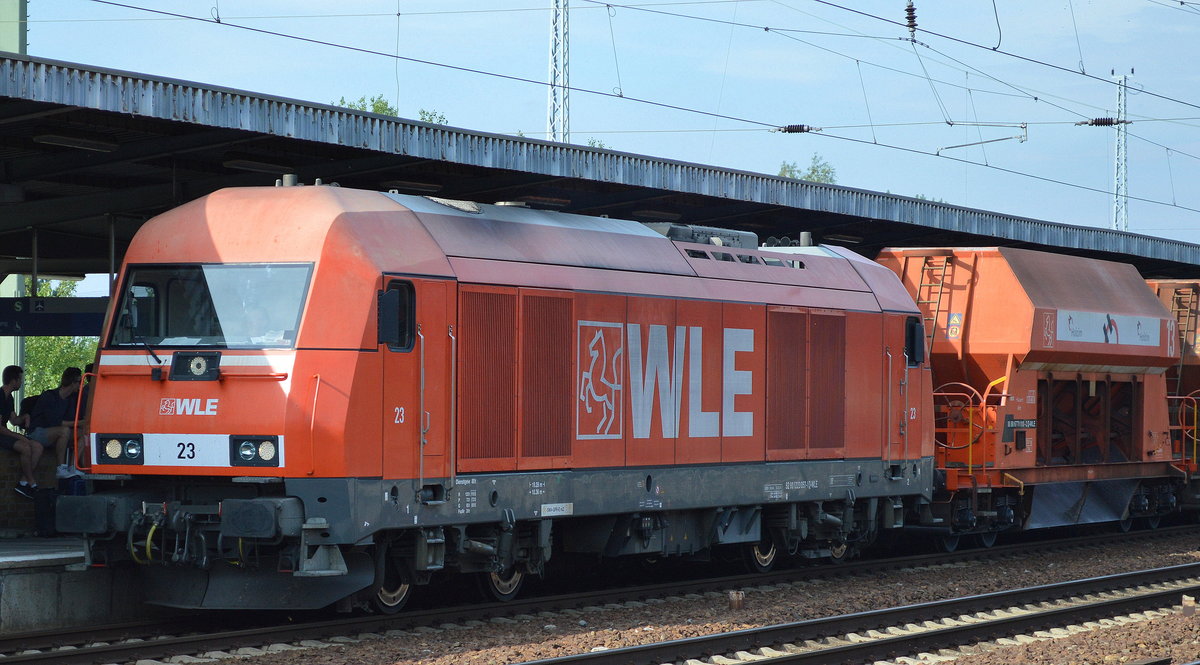 Also die EVU WLE habe ich bisher definitiv noch nie in oder um Berlin gesehen umso �berraschender die WLE Lok 23 (92 80 1223 057-1 D-WLE) mit diesen auff�llig �lteren bisher nie gesehenen offenen firmeneigenen Sch�ttgutwagen bei der Durchfahrt im Bf. Flughafen Berlin-Sch�nefeld am 28.07.16