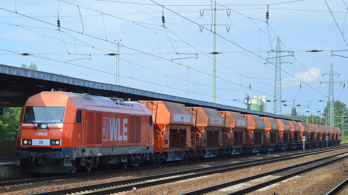 Also die EVU WLE habe ich bisher definitiv noch nie in oder um Berlin gesehen umso überraschender die WLE Lok 23/223 057-1 mit diesen auffällig älteren bisher nie gesehenen offenen firmeneigenen Schüttgutwagen bei der Durchfahrt im Bf. Flughafen Berlin-Schönefeld am 28.07.16
