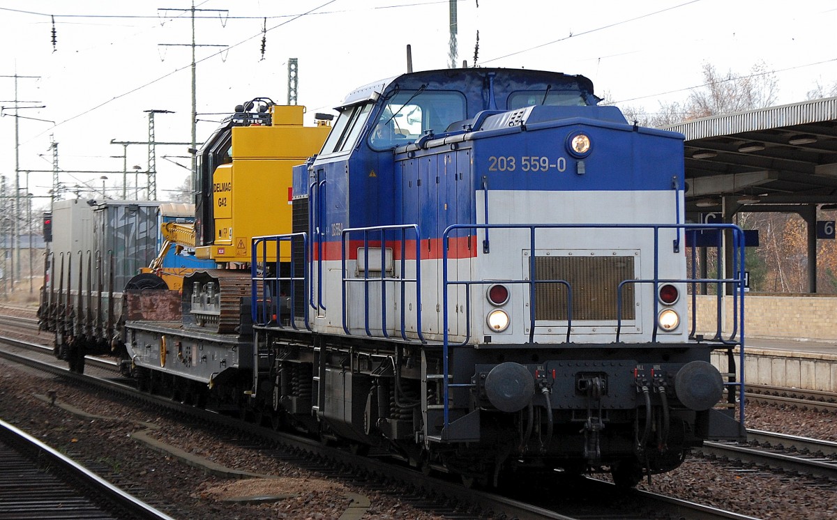 Alstom Mietlok 230 559-0 (92 80 1203 165-9 D-ALS, LEW Bj.1973) jetzt als LOCON 219 unterwegs am 28.11.13 mit Bauzug der DB Bahznbau-Gruppe am 28.11.13 Bhf. Flughafen Berlin-Schönefeld.