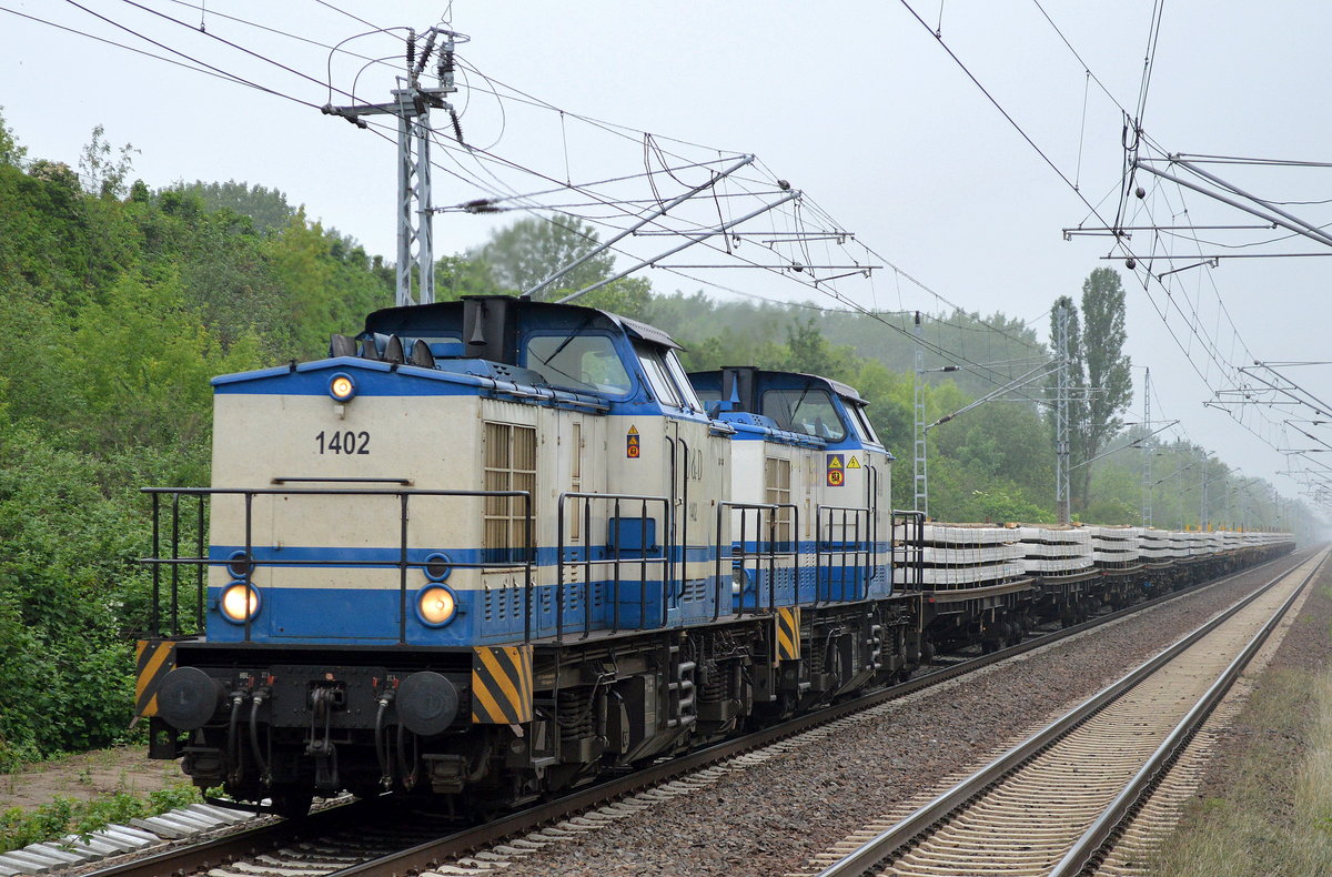 Alte Bekannte, die EVU D & D Eisenbahngesellschaft mbH, was kaum noch einer weiß war einst eine der ersten privaten EVU, die für die Berliner BEHALA die Containerzüge zwischen Berlin und Hamburg fuhr. Inzwischen hat sie einige frühere Loks abgegeben, den Fuhrpark verkleinert und hält sich wie viele andere kleinere EVU mit Bauzügen bzw. Baustellenversorgungszügen über Wasser. Hier die Doppeltraktion 1402 (203 208-4) + 1404 (203 221-7) mit einem Güterzug Oberbaustoffwagen mit Fertigbeton-Gleisbohlen am 26.05.16 Berlin-Hohenschönhausen.