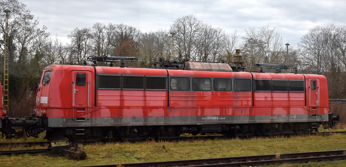 Altmark-Rail GmbH hat wohl drei 151ér von Railpool erworben, ich erwischte aus dem Regionalbahnfenster die  151 048-6  (NVR:  91 80 6151 048-6 D-Rpool ) am 09.12.25 Höhe Bahnhof Oebisfelde. 