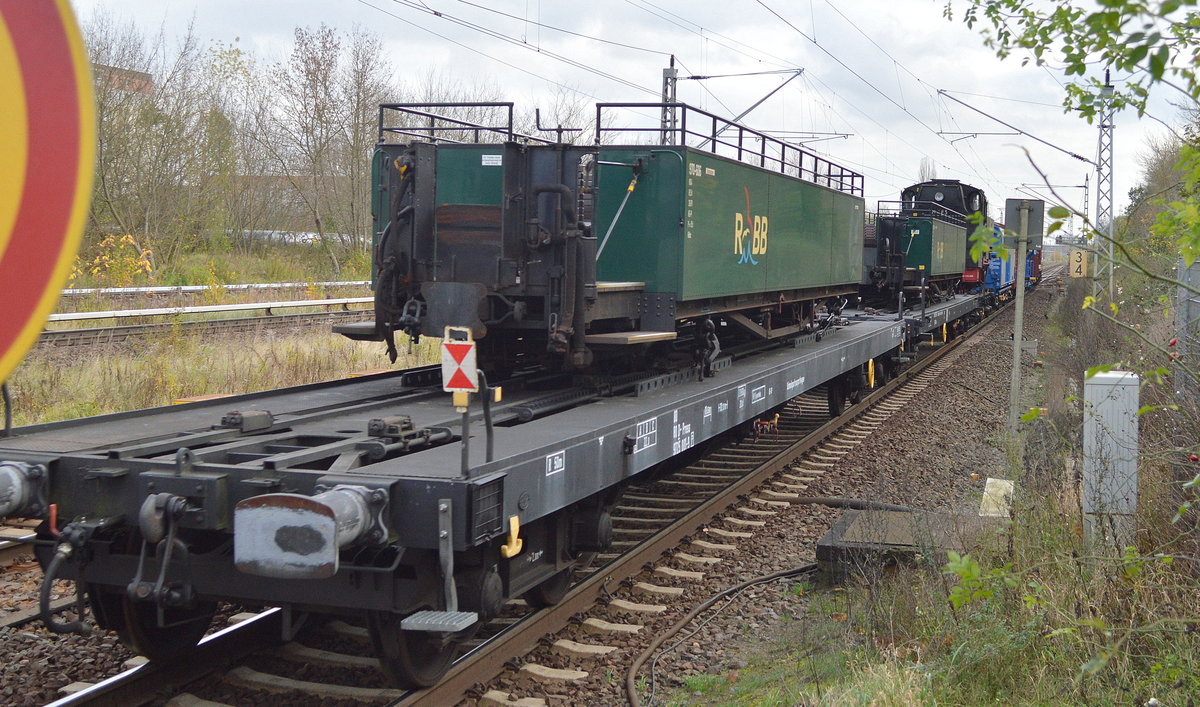Am Ende des Überführungszuges noch zwei Spezialwagen der PRESS, sogenannte Schmalspurtransportwagen mit zwei offenen Personenaussichtswagen der  Rügenschen Bäderbahn (RüBB), der hintere mit der Nr. 970-606 am 03.11.17 Bf. Berlin-Hohenschönhausen.
