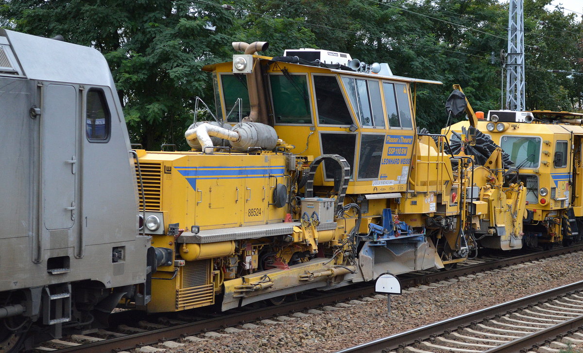 Am Haken von HSL 185 691-3, die P&T Schotterplaniermaschine SSP 110 SW (D-EVULW 99 80 9425 044-1) der Fa. LEONHARD WEISS am 23.09.17 Berlin-Köpenick.
