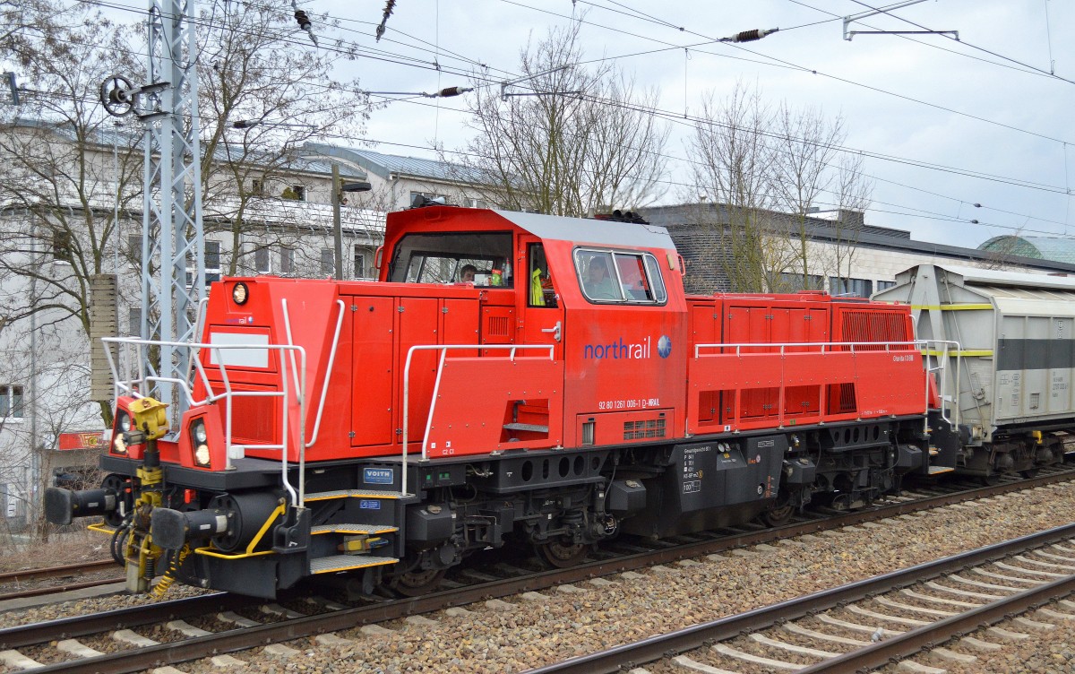 Am späten Nachmittag auf dem Rückweg nach Polen? um den nächsten PESA Link für die NEB abzuholen? Die Northrail 261 006-1 (92 80 1261 006-1 D-NRAIL) für railadventure mit den beiden Spezial-Schiebewandwagen zur Überführung in Berlin Köpenick, 03.03.16