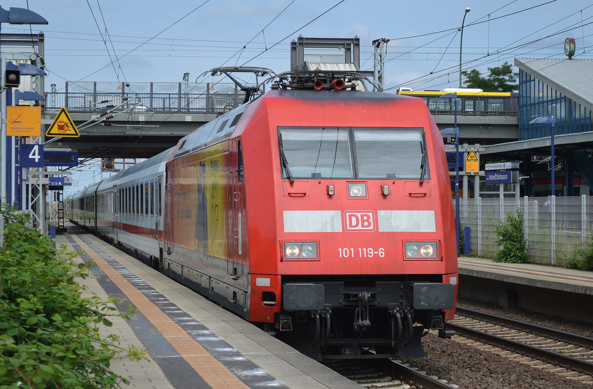 Am späten Vormittag der tägliche IC von der Ostseeküste mit der Luther 101ér 101 119-6 am 11.07.17 Bf. Berlin-Hohenschönhausen.