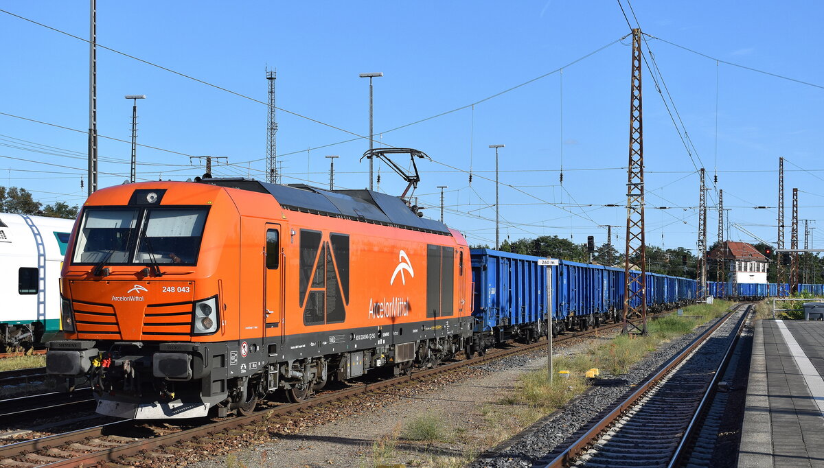 AMEH Trans - ArcelorMittal Eisenhüttenstadt Transport GmbH, Eisenhüttenstadt [D] mit ihrer Vectron Dual Lok  248 043  [NVR-Nummer: 90 80 2248 043-2 D-EKO] hat einem polnischen Ganzzug Drehgestell-Hochbordwagen mit Kohle/Koks von der Europabrücke hochgeholt u. wurde dann Richtung Ziltendorf/Eko umgesetzt am 26.08.25 Höhe Bahnhof Frankfurt/Oder.