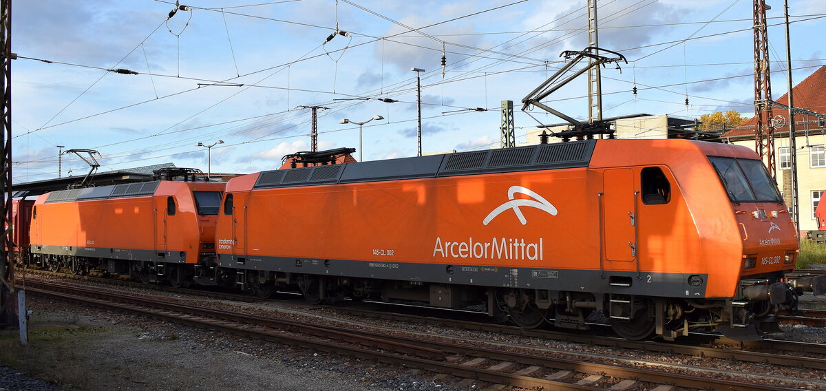 AMEH Trans - ArcelorMittal Eisenhüttenstadt Transport GmbH, Eisenhüttenstadt [D] mit der Doppeltraktion  145-CL 002  [NVR-Nummer: 91 80 6145 082-4 D-EKO] +  145-CL 203 /145 099-8   [NVR-Nummer: 91 80 6145 099-8 D-EKO] und dem Erzzug aus Hamburg Richtung EKO Ziltendorf am 29.10.25 Höhe Bahnhof Frankfurt/Oder.
