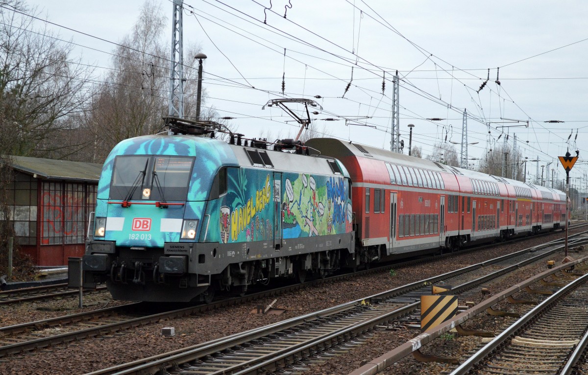 An einem durchweg grauen Tag ohne nennenswerten Bahnverkehr einziger Lichtblick die farbige 182 013 mit dem RE1 in Berlin-Hirschgarten, 02.12.15