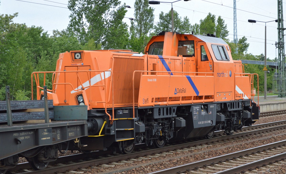 An einem polnischen Güterzug mit Stahlbramen hing am Ende des Zuges die Northrail Mietlok  Steffi  261 301-6 der deutsch/polnischen Fa. DeltaRail, 03.06.15 Bhf. Flughafen Berlin-Schönefeld.