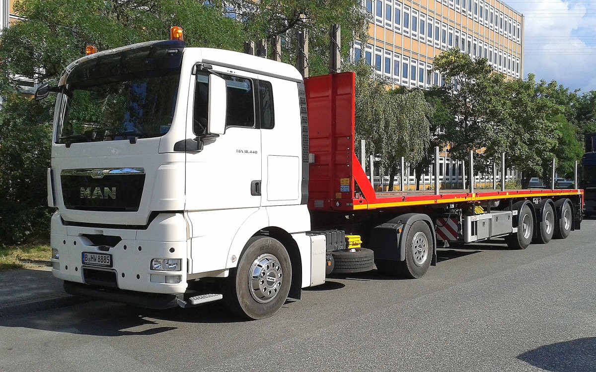;AN TGX 18.440 Sattelzug mit flachem Auflieger am 14.08.14 Berlin-Pankow.