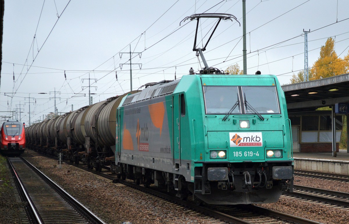 An ungewohnter Stelle, die mkb Güterverkehr Lok 185 619-4 mit Kesselwagenzug (Xylole) Richtung Stendel bei der Durchfahrt Bhf. Flughafen Berlin-Schönefeld am 19.10.15 Einen lieben Gruß zurück an den freundlich grüßenden TZ in der Lok.