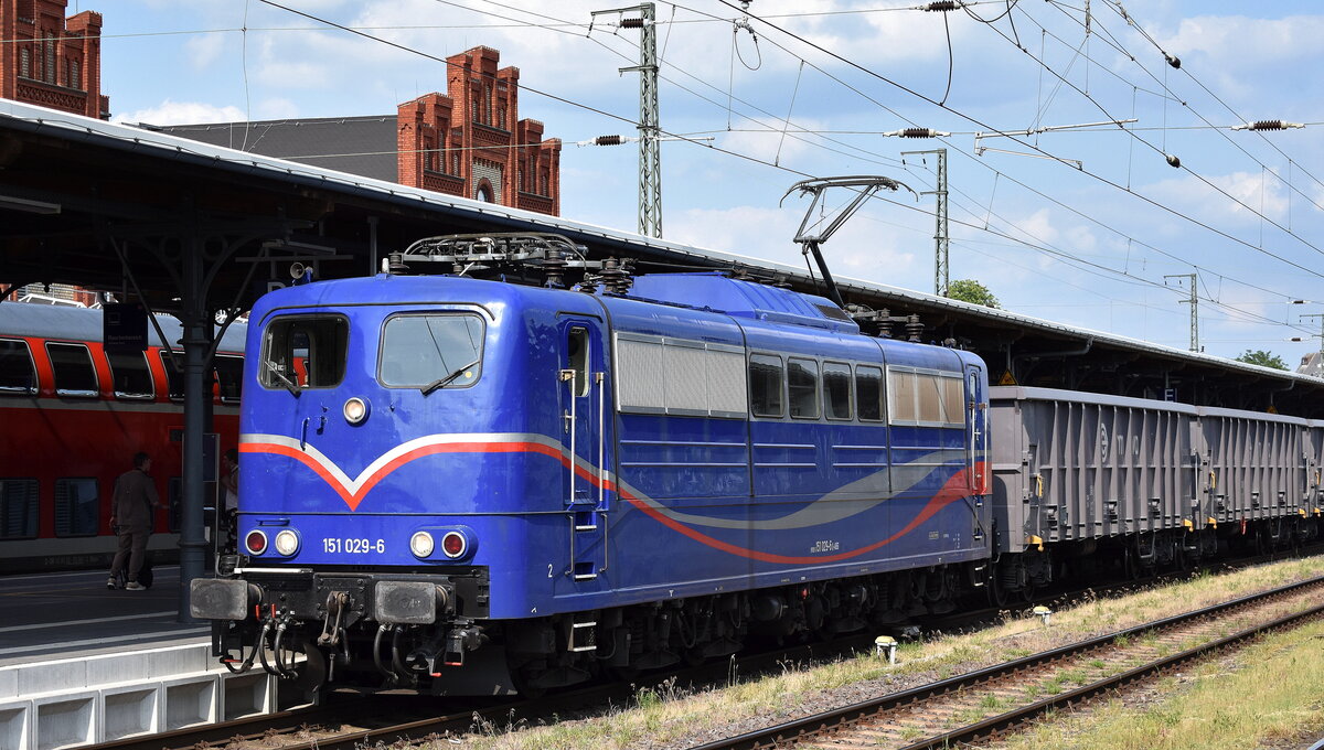 Anhaltische Brandenburgische Eisenbahn Gesellschaft, Hamburg mit der angemieteten recht neuen SRI Lok  151 029-6  (NVR:  91 80 6151 029-6 D-ABEG ) und einem Ganzzug ERMEWA Drehgestell-Hochbordwagen (leer) am 03.06.25 im Bahnhof Stendal Hbf. zum Fahrerwechsel 