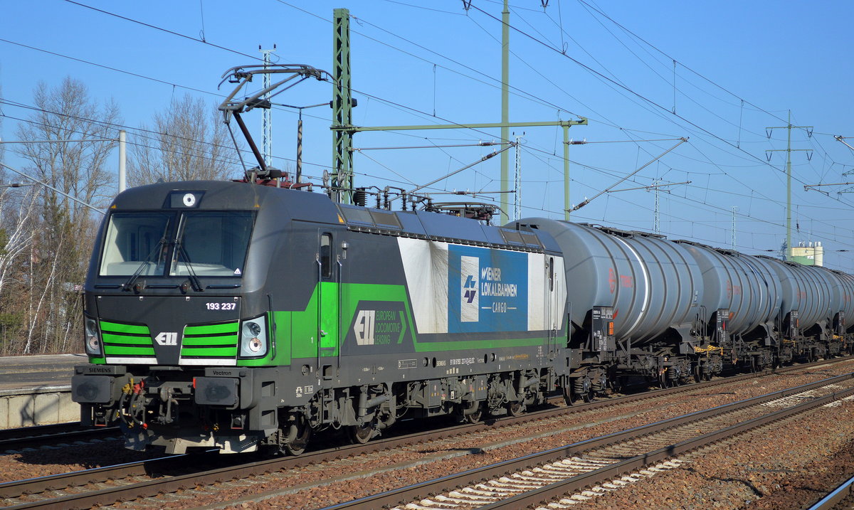 Anscheinend auf dem Rückweg befand sich die Wiener Lokalbahnen Cargo GmbH mit der ELL Vectron 193 237-5 und dem Kesselwagenzug für Ethanol-Transporte am 15.02.17 Bf. Flughafen Berlin-Schönefeld.
