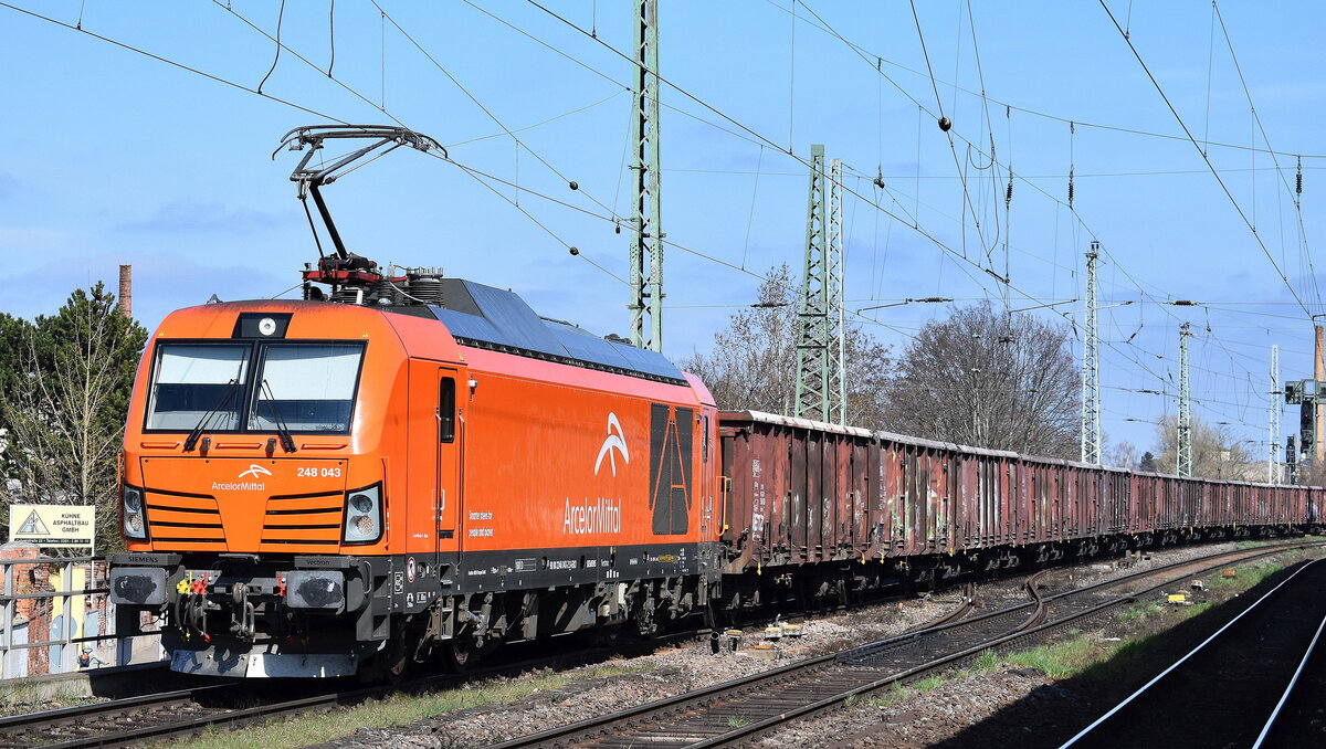 ArcelorMittal Eisenhüttenstadt Transport GmbH, Eisenhüttenstadt [D] mit ihrer Vectron Dual Lok  248 043  [NVR-Nummer: 90 80 2248 043-2 D-EKO] und einem Ganzzug DB Cargo Drehgestell-Hochbordwagen am 27.03.25 Höhe Bahnhof Magdeburg Neustadt.