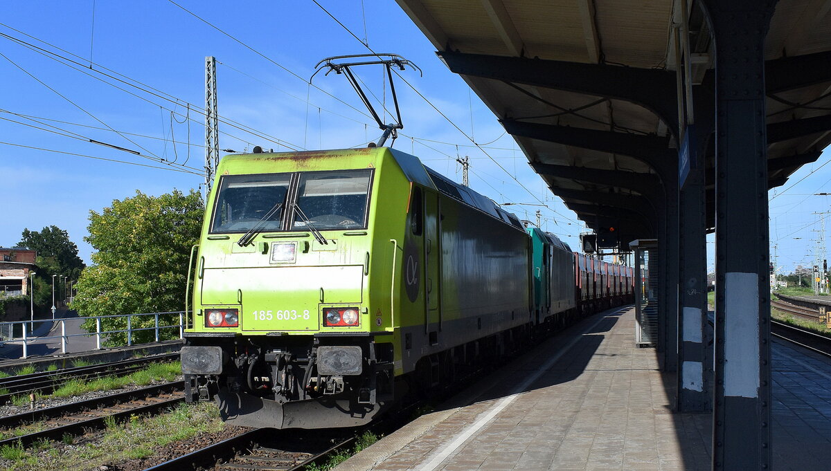 ArcelorMittal Eisenhüttenstadt Transport GmbH, Eisenhüttenstadt [D] mit der Doppeltraktion ATLU Loks  185 603-8  [NVR-Nummer: 91 80 6185 603-8 D-ATLU] +  185 633-5  [NVR-Nummer: 91 80 6185 633-5 D-ATLU] ab EKO Ziltendorf mit Leerzug Richtung Hamburg am 11.08.25 Durchfahrt Bahnhof Magdeburg-Neustadt.