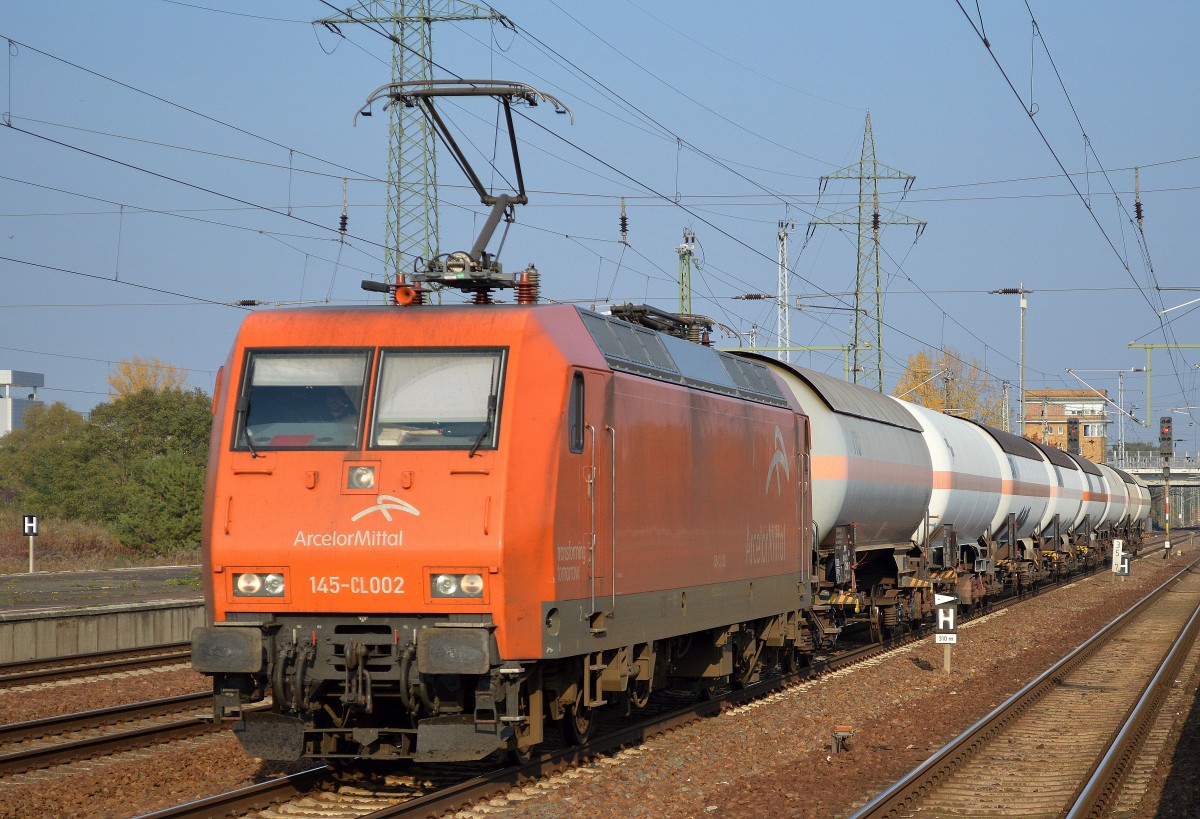 ArcelorMittal Eisenhüttenstadt Transport GmbH/EKO-TRANS mit 145-CL 002 (145 082-4) mit Ganzzug Druckgaskesselwagen am 28.10.15 Bhf. Flughafen Berlin-Schönefeld. 
