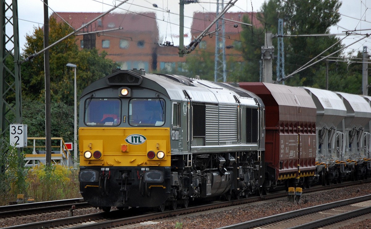 Ascendos Mietlok CB 1001 (266 106-4) von ITL mit einem Ganzzug Schotterwagen aus Tschechien + Frankreich bei der Durchfahrt im Bhf. Flughafen Berlin-Sch�nefeld, 04.09.13