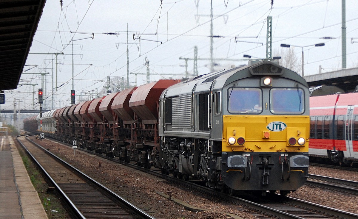 Ascendos Mietlok CB 1001 (266 106-4) von ITL mit dem t�glichen Ganzzug Sch�ttgutwagen Richtung Industrie�bergabegebiet Berlin-Nordost am 21.11.13 Bhf. Flughafen Berlin-Sch�nefeld.