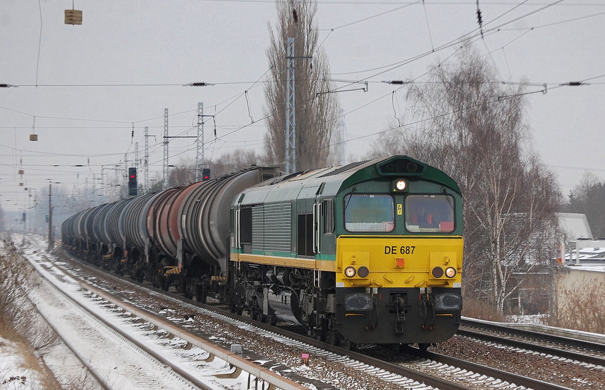 Ascendos Mietlok DE 687 (266 005-8) der RheinCargo GmbH mit Kesselwagenzug am 31.01.14 Berlin-Karow.