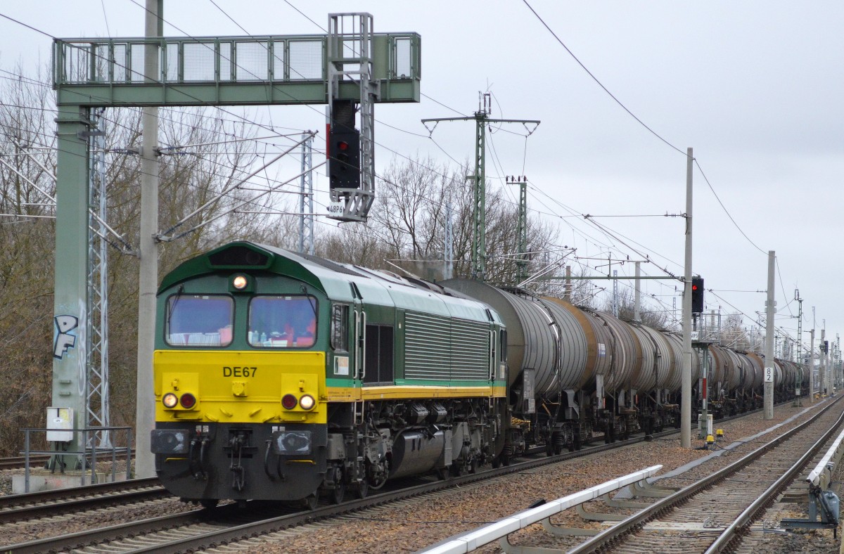 Ascendos Mietlok DE67 (266 067-6) für HGK/RHC tätig mit Kesselwagenzug am 10.02.15 Berlin-Blankenburg Richtung Schwedt.