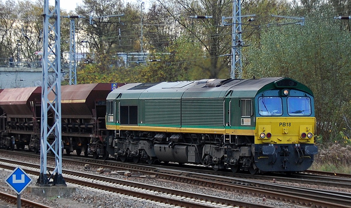 Ascendos Mietlok PB 18 (266 022-3) f�r ITL t�tig mit Ganzzug Sch�ttgutwagen Richtung Industrie�bergabegebiet Berlin Nordost, 05.11.13 Berlin-Springpfuhl. 