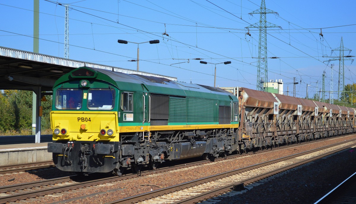 Ascendos Mietlok PB04 (92 80 1266 063-7 D-BLX) mit einem typischen HHPI Schüttgutförderzug, ich nehme daher mal an das sie nicht mehr für RHC im Einsatz ist sondern aktuell für die HHPI Flotte, 10.10.15 Durchfahrt Bhf. Flughafen Berlin-Schönefeld.