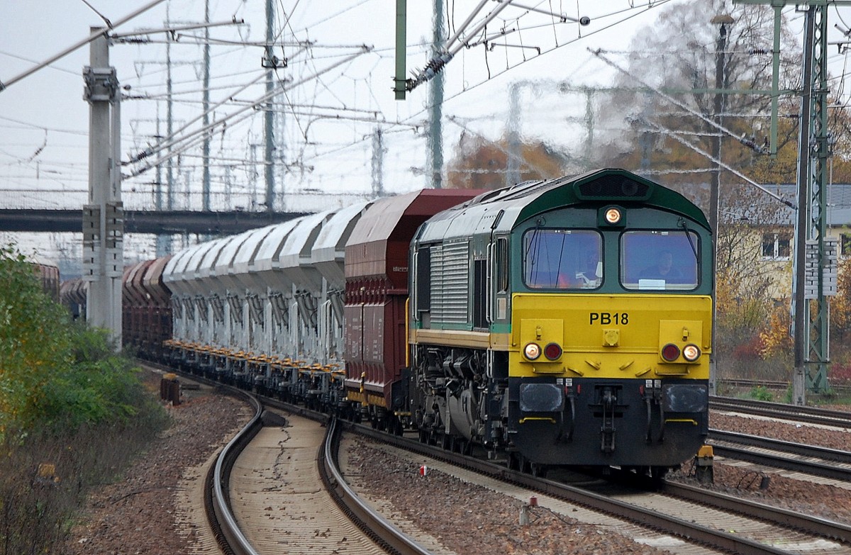 Ascendos Mietlok PB18 (266 022-3) f�r ITL t�tig mit einem Ganzzug Sch�ttgutwagen Richtung Industrie�bergabegebiet Berlin Nordost am 16.10.13 Bhf. Flughafen Berlin-Sch�nefeld.