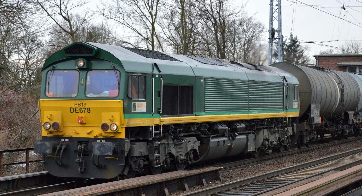Ascendos Mietlok von RHC DE678/PB19 (266 023-6) mit Kesselwagenzug am 28.01.15 Berlin-Karow.