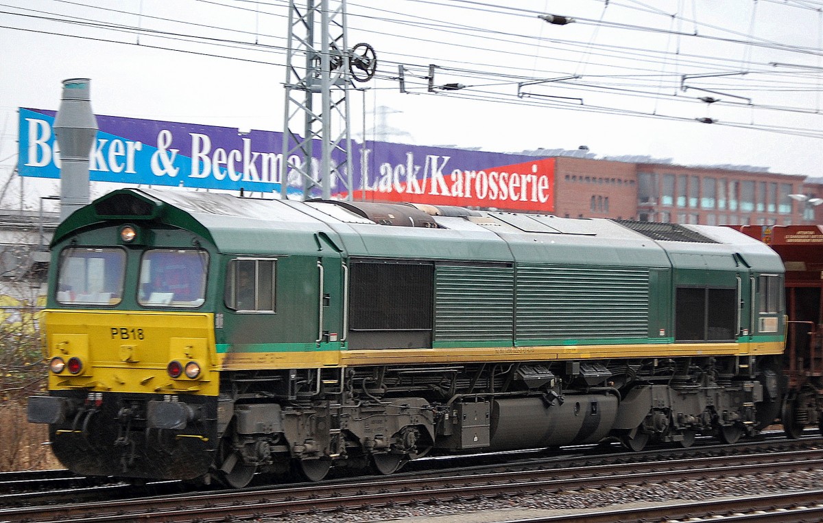 Ascendsos Mietlok PB18 (266 022-3) für ITL mit Schüttgutwagenzug am 19.12.13 Berlin-Springpfuhl.