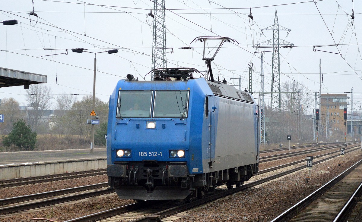 ATC Mietlok 185 512-1 von CFL Cargo bei der Durchfahrt Bhf. Flughafen Berlin-Schönefeld, 28.11.14 
