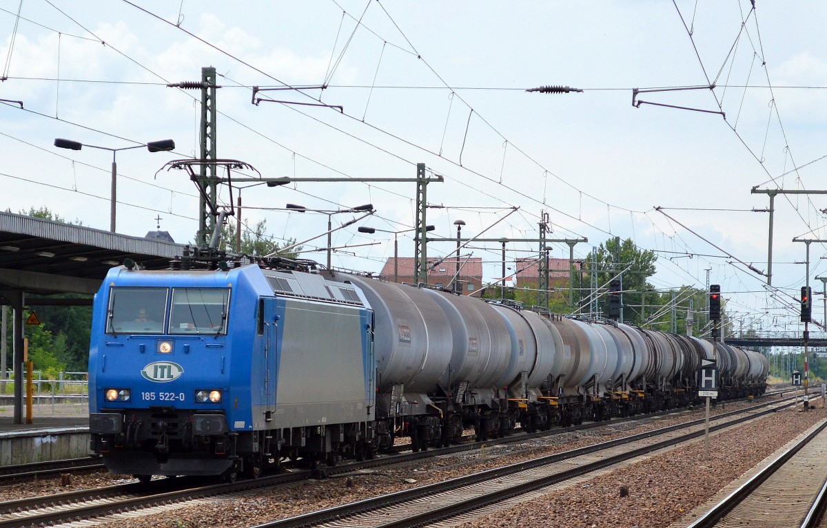 ATC Mietlok 185 522-0 für ITL mit Kesselwagenzug am 26.06.14 Durchfahrt Bhf. Flughafen Berlin-Schönefeld.