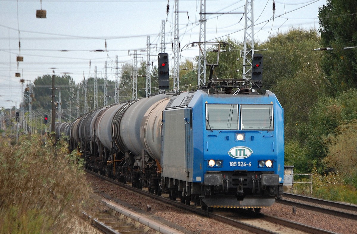 ATC Mietlok 185 524-6 von ITL mit Kesselwagenzug Richtung Oranienburg, 25.09.13 Berlin-Karow.
