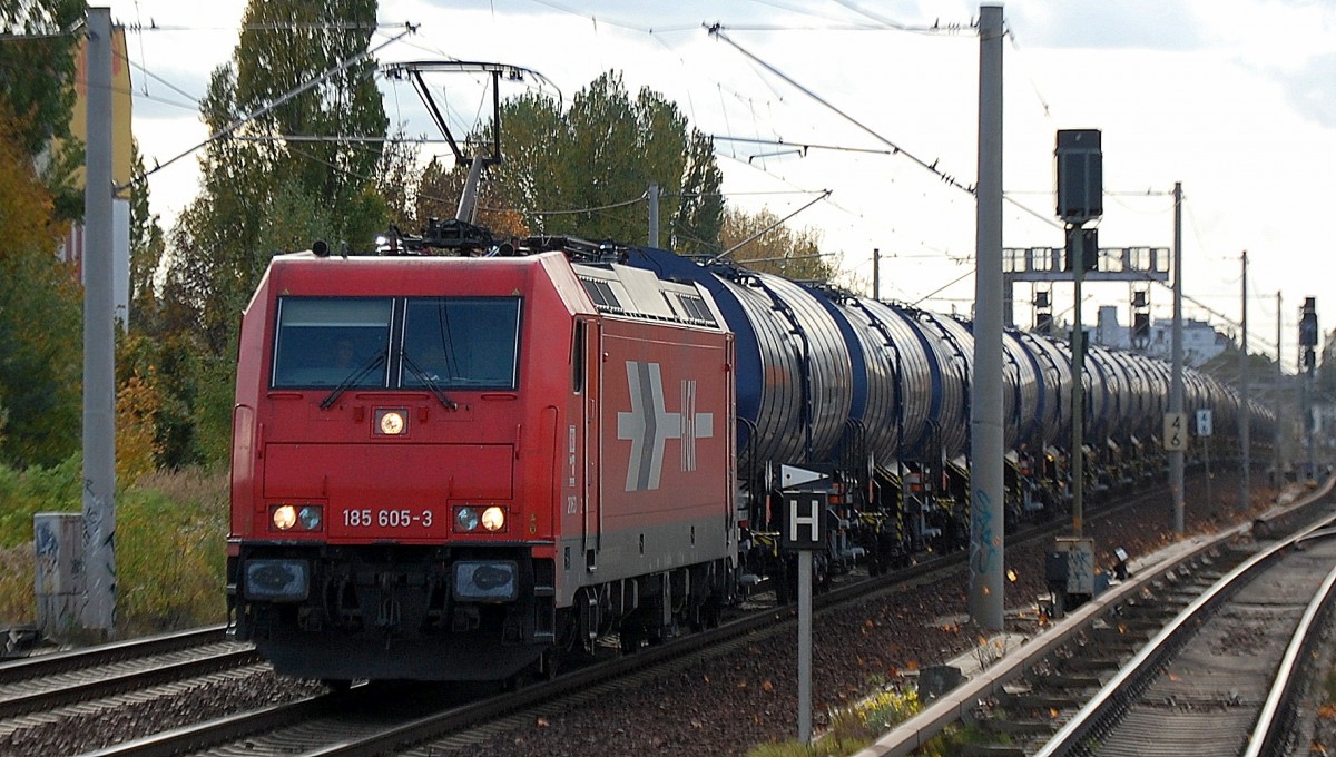 ATC Mietlok f�r die HGK 2063/185 605-3 mit Kesselwagenzug am 21.10.13 Berlin-Pankow Richtung Schwedt.
