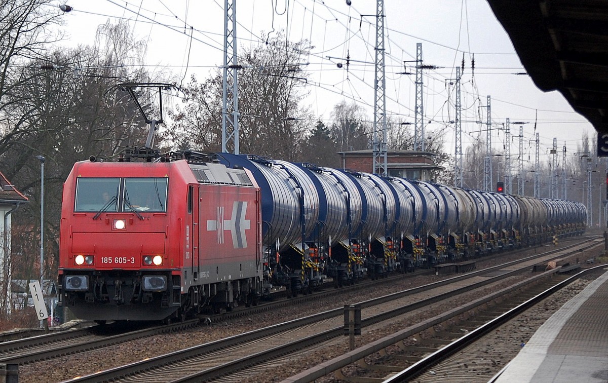 ATC Mietlok für die HGK 2063/185 605-3 mit Kesselwagenzug nach Schwedt am 11.12.13 Berlin-Karow.