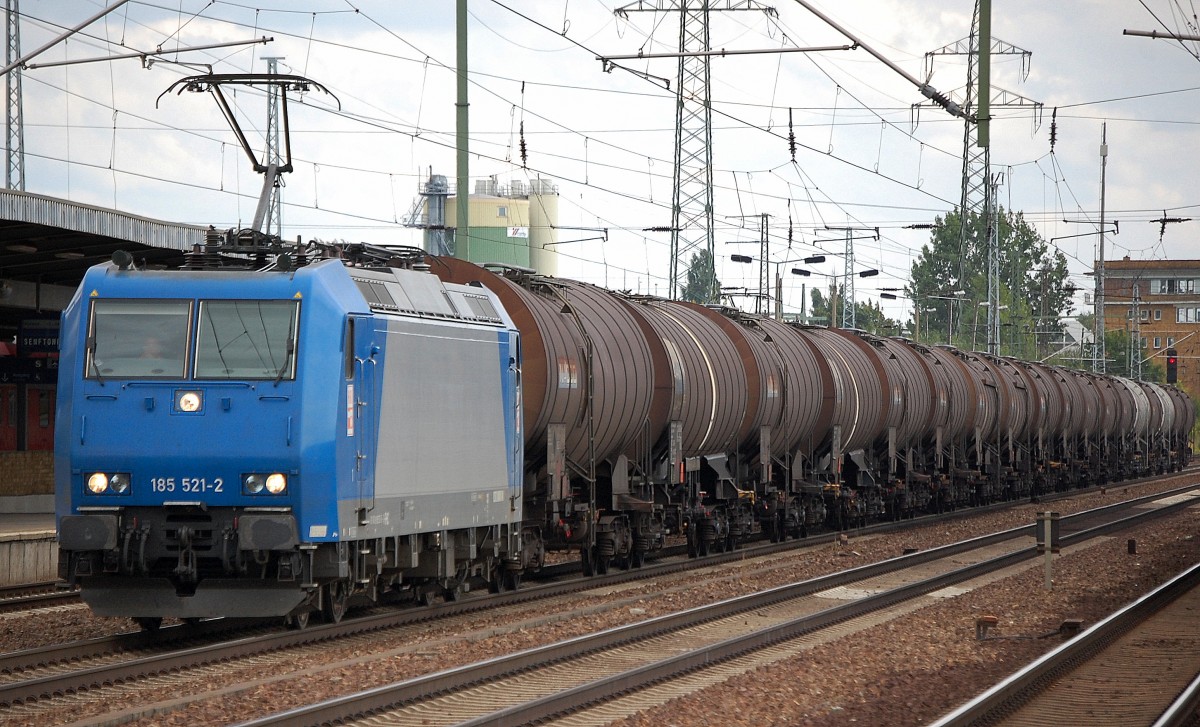 ATC Mietlok von HGK 185 521-2 mit Kesselwagenzug (Benzol) bei der Durchfahrt im Bhf. Flughafen Berlin-Sch�nfeld, 27.08.13