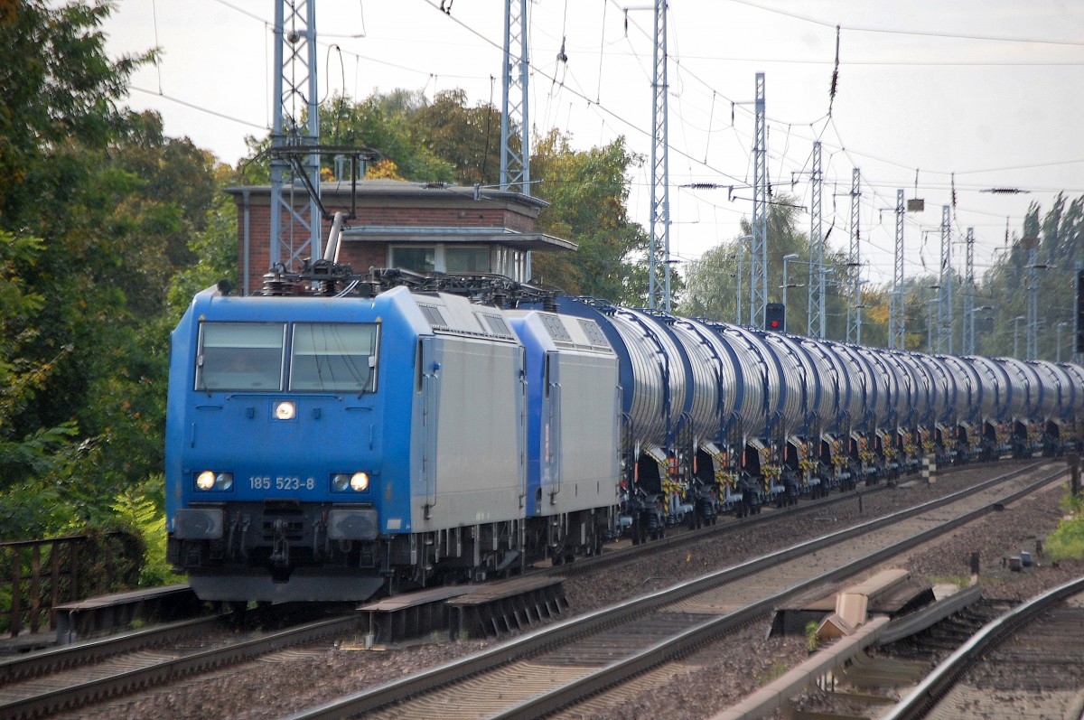 ATC Mietloks 185 523-8 und am Haken 2015/145-CL 201 von HGK mit Kesselwagenzug Richtung Schwedt, 04.10.13 Berlin-Karow.