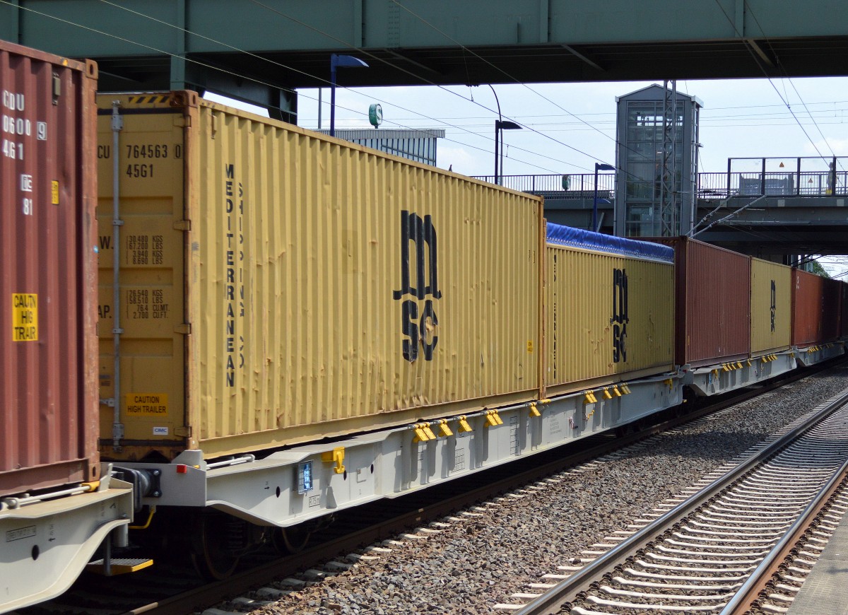 Auch diese Container sind echte Klassiker mit der Auschrift msc und gehören zur weltweit zweitgrößten Containerreederei nach Maersk, der Mediterranean Shipping Company mit deutschen Ableger der Mediterranean Shipping Company Germany GmbH am 03.07.14 Bhf. Berlin-Hohenschönhausen.