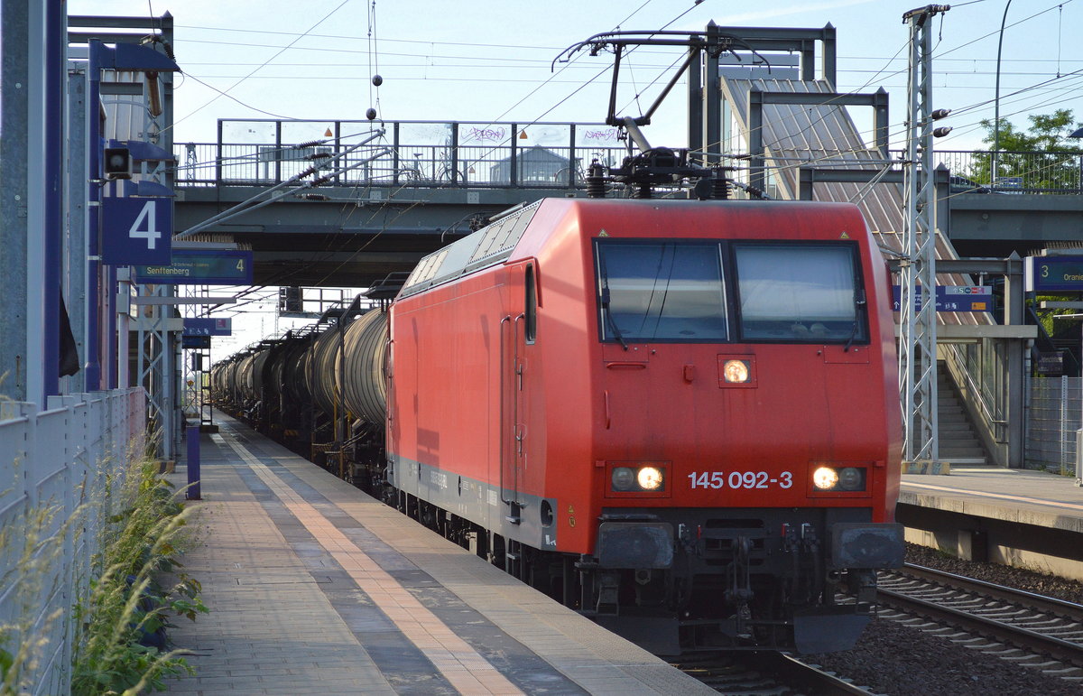 Auch die ehemalige 145-CL 014 trägt nun endlich ihre Originalnummer auf der Front und ist aktuell an HSL vermietet, 145 092-3 mit Kesselwagenzug am 31.05.17 Bf. Berlin-Hohenschönhausen.
