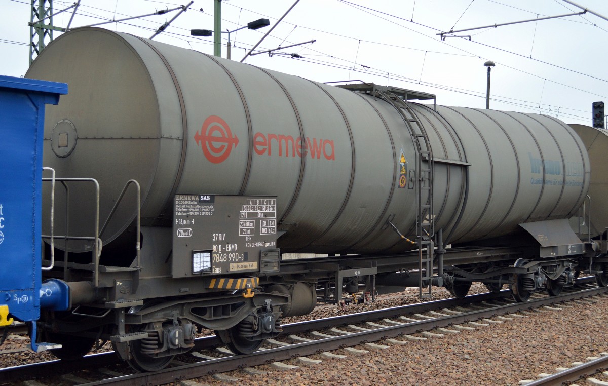 Auch ein interessanter Kesselwagen vom Einsteller ERMEWA SAS aus Berlin mit der Aufschrift  kronochem Qualit�tsleime f�r eine feste Bindung  mit der Nr. 37 RIV 80 D-ERMD 7848 990-3 Zans Bf. Maschen Rbf lt. Aufschrift f�r den Transport von LEIM (kein Gefahrgut) am 24.04.14 Bhf. Flughafen Berlin-Sch�nefeld.
