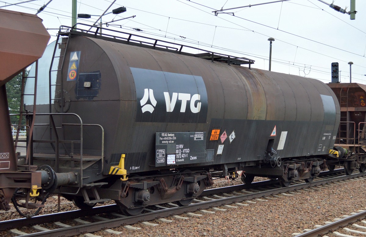 Auch ein interessnter Kesselwagentyp den man nicht sehr h�ufig sieht vom Einsteller VTG AG in Hamburg mit der Nr. 33 RIV 80 D-VTGD 7872 431-1 Zaces Bf.: Maschen.Rbf. f�r den Transport von geschmolzenem Naphthalin siehe UN-Nr. 44/2304 einem stark umweltgef�hrdenen Stoff aus dem in der Vergangenheit Mottenkugeln hergestellt wurden heutzutage als Zusatzstoff u.a. f�r L�sungsmittel und Kunststoffe in deer chemischen Industrie verwendet, 24.04.14 Bhf. Flughafen Berlin-Sch�nefeld.  