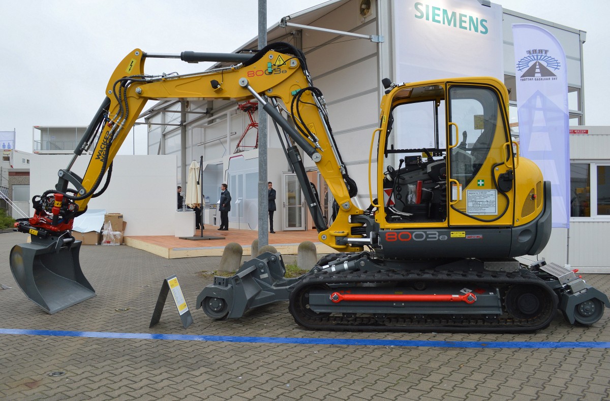 Auch die Fa. WACKER NEUSON hat einen ihrer Minikompaktbagger Typ 8003 jetzt als Zwerwegeversion im Angebot, Inno Trans Berlin 26.09.14